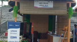 Aneka produk usaha mikro, kecil dan menengah dipajang apik di lapak dalam pameran UMKM Rumah BUMN SME’s Hub di Waterfont City Labuan Bajo. (Dok. Bank BRI)
