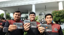 Presiden Joko Widodo secara langsung menyalurkan bonus untuk para atlet dan pelatih. (Dok. Bank BRI)
