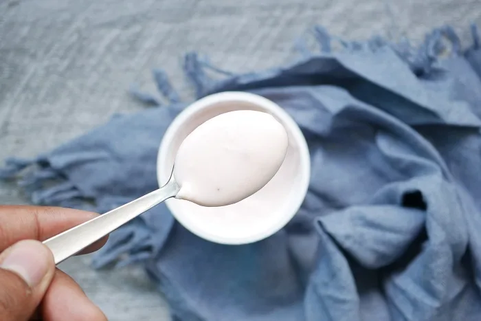 Makan yogurt secara teratur dapat membantu meningkatkan jumlah bakteri baik di usus Anda. (Pexels/Towfiqu barbhuiya)