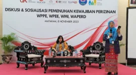 Foto : Naomi Saulina Rentaria Rambe  selaku Analis Senior Deputi Direktur Perizinan Perorangan, Profesi Penunjang dan Lembaga Penunjang Pasar Modal 1 (Duduk) dan, Devy Arveida selaku Analis Deputi Direktur Perizinan Perorangan, Profesi Penunjang dan Lembaga Penunjang Pasar Modal 1 (Berdiri). (Doc.Ist)