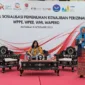 Foto : Naomi Saulina Rentaria Rambe  selaku Analis Senior Deputi Direktur Perizinan Perorangan, Profesi Penunjang dan Lembaga Penunjang Pasar Modal 1 (Duduk) dan, Devy Arveida selaku Analis Deputi Direktur Perizinan Perorangan, Profesi Penunjang dan Lembaga Penunjang Pasar Modal 1 (Berdiri). (Doc.Ist)