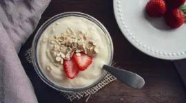 Konsumsi rutin yogurt dapat membantu mengurangi risiko infeksi usus yang disebabkan oleh bakteri berbahaya. (Pixabay.com/ponce_photography)