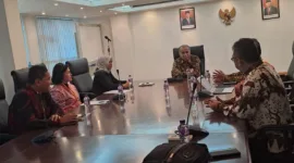 Foto : Ketua Komisioner BNSP, Syamsi Hari, Prof. Amilin, dan NS. Aji Martono, mengadakan pertemuan dengan Yul Edison KJRI Hongkong untuk Mempererat Kerja Sama Sertifikasi Profesi, Hongkong (21/12/23). (Doc.BNSP)