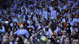 Calon presiden nomor urut dua dari Koalisi Indonesia Maju, Prabowo Subianto, berjoget gemoy Bersama ribuan relawan Kopi Pagi di Sentul International Convention Centre (SICC). (Dok. Tim Media Prabowo-Gibran)
