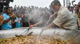 Calon Presiden Nomor Urut 2, Prabowo Subianto Mencicipi Opor Ayam Chef Bobon. (Dok. Tim Media Prabowo-Gibran)