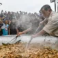 Calon Presiden Nomor Urut 2, Prabowo Subianto Mencicipi Opor Ayam Chef Bobon. (Dok. Tim Media Prabowo-Gibran)