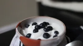 Konsumsi rutin yogurt dapat membantu mengurangi risiko infeksi usus yang disebabkan oleh bakteri berbahaya. (Pixabay.com/
Rohtopia)