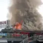 Sebuah tempat hiburan malam yang berada di Jl. Alun-alun Timur, Kota Madiun, Jawa Timur, terbakar. (Dok. Fin)
