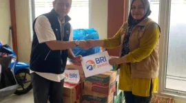 CSR BRI Peduli bergerak cepat melakukan penyaluran bantuan tanggap bencana bagi warga terdampak banjir dan tanah longsor di Sumbar dan Jabar. (Dok. BRI)