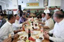 Menteri Pertahanan, Prabowo Subianto Mampir Makan Bakso di Cimahi. (Dok. Tim Media Prabowo)