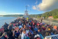 Tim satgas gabungan penanganan bencana erupsi Gunungapi Ruang terus melakukan upaya penyelamatan warga terdampak Erupsi Gunungapi Ruang. (Dok. TNI AL)