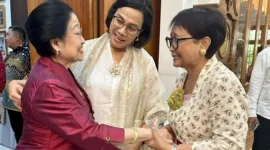 Menteri Keuangan Sri Mulyani dan Menteri Luar Negeri Retno Marsudi bersilaturahmi ke rumah Ketua Umum PDI Perjuangan saat Lebaran. (Facebook.com/@Sri Mulyani Indrawati)