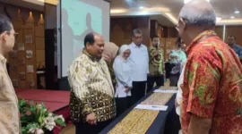 Badan Nasional Sertifikasi Profesi (BNSP) telah melaksanakan penandatanganan Surat Perjanjian Swakelola Program Sertifikasi Kompetensi Kerja (PSKK) di Grand Mercure Hotel Yogyakarta (22/5/24). (Doc.BNSP)