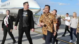 CEO SpaceX sekaligus Tesla Inc, Elon Musk, tiba di Bandara Internasional I Gusti Ngurah Rai, Bali pada Minggu (19/5/2024) disambut Menko Marves Luhut Binsar Pandjaitan. (Instagram.com/@worldwaterforum10)