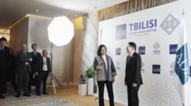 Menteri Keuangan (Menkeu) RI Sri Mulyani Indrawati dan Presiden Asian Development Bank (ADB) Masatsugu Asakawa di Tbilisi, Georgia, Sabtu (4/5/2024). (Instagram.com/@smindrawati)
