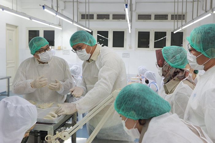 Wakil Menteri Pertanian (Wamentan), Sudaryono saat meninjau Processing Bird House di PT Surya Aviesta, Surabaya, Jawa Timur. (Dok. Kementerian Pertanian)
