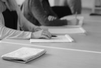 Jurnalis ekonomi menyiapkan liputan acara perusahaan dengan fokus pada data konkret. (Pixabay.com/ivanacoi)