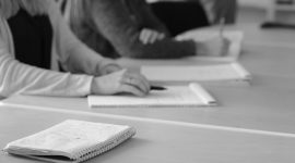 Jurnalis ekonomi menyiapkan liputan acara perusahaan dengan fokus pada data konkret. (Pixabay.com/ivanacoi)