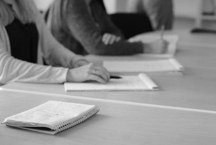 Jurnalis ekonomi menyiapkan liputan acara perusahaan dengan fokus pada data konkret. (Pixabay.com/ivanacoi)